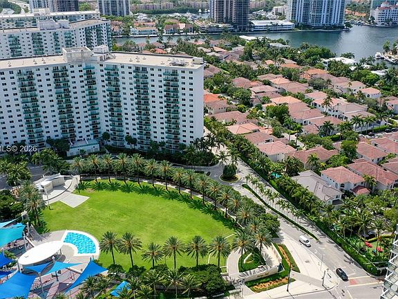 5th image of 19370 Collins Ave APT 621