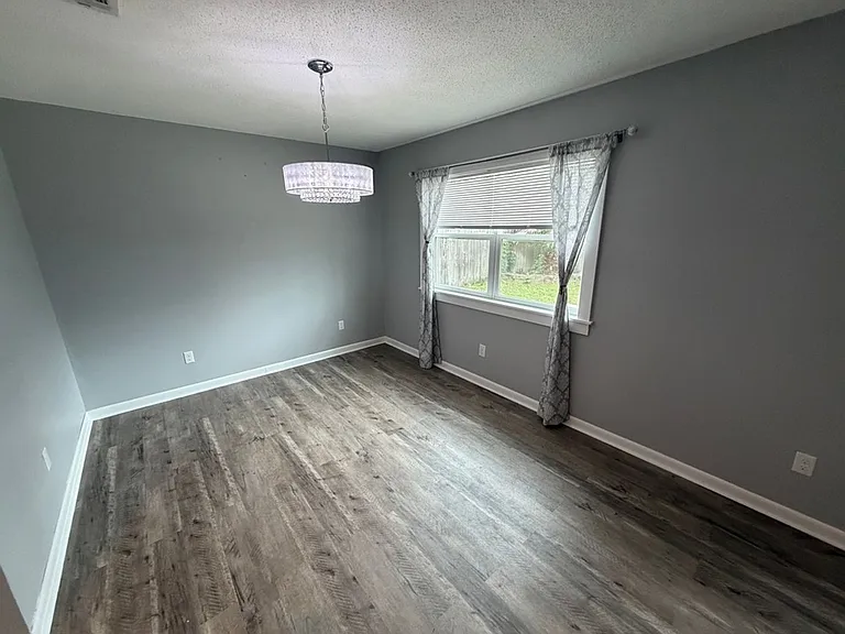 210 Honeysuckle Way — Photo 4
