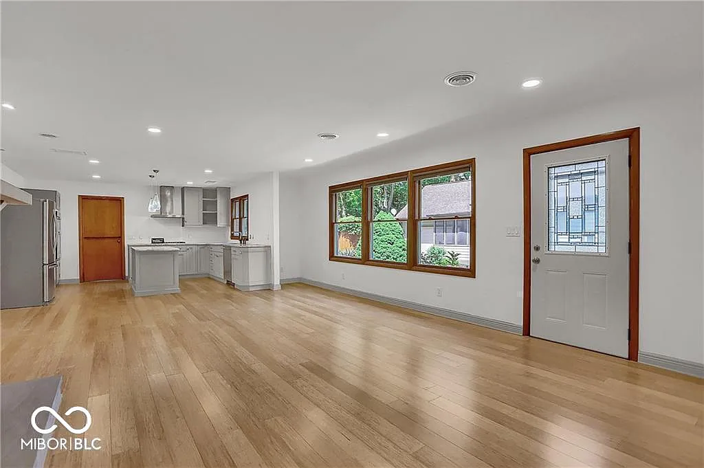 3 bed, 2.0 bath, 1899 sqft, $2,500 — Photo 4