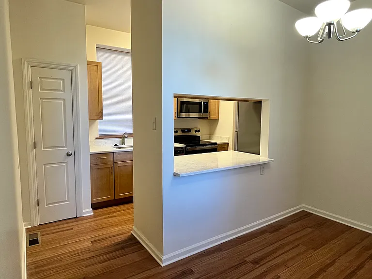 1554 S Spring Ave — Photo 5