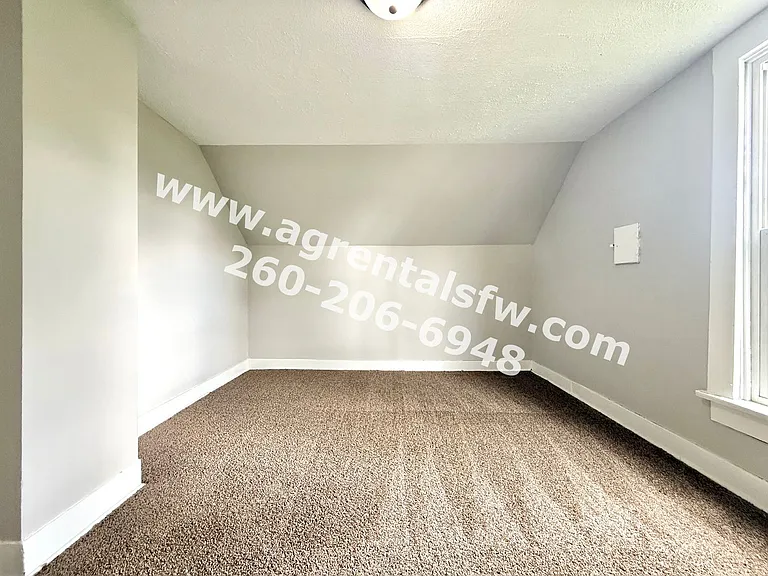 2720 Queen St — Photo 14