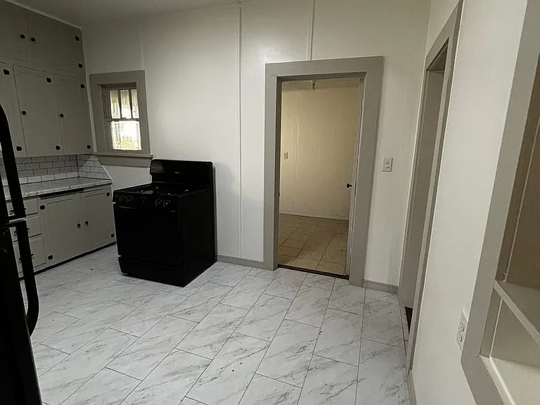 1100 W Wade St — Photo 5