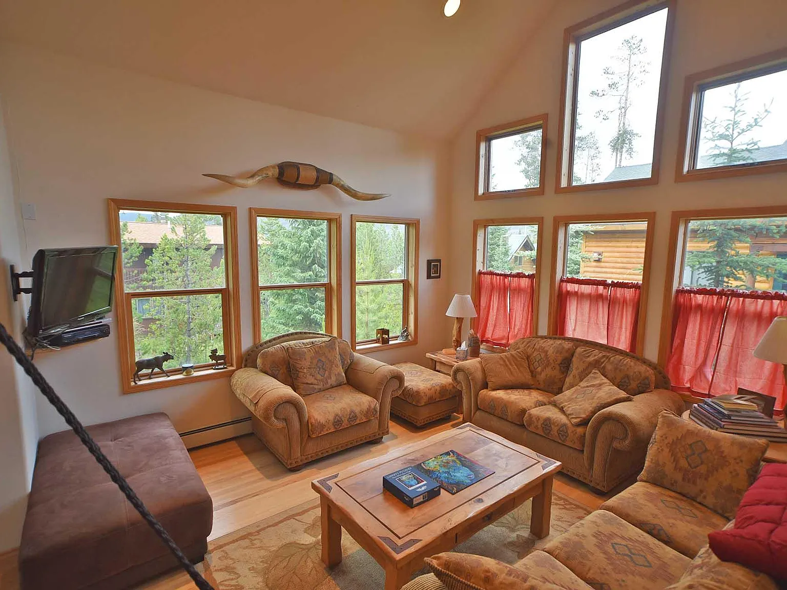 3 bed, 2.5 bath, 2400 sqft, $3,500 — Photo 3