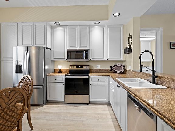 5th image of 15 Harbour Isle Drive #306
