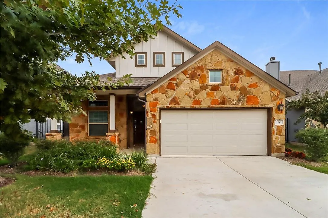 3 bed, 2.5 bath, 2367 sqft, $2,300 — Photo 1