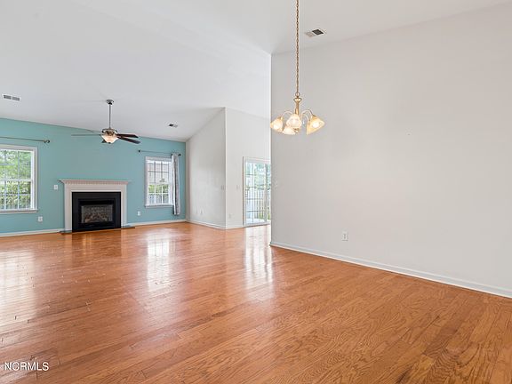 4th image of 998 Ashland Way