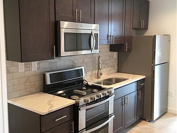 2nd image of 433 Pacific Avenue # Top Floor