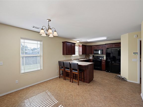 3rd image of 104 Country Oaks Dr
