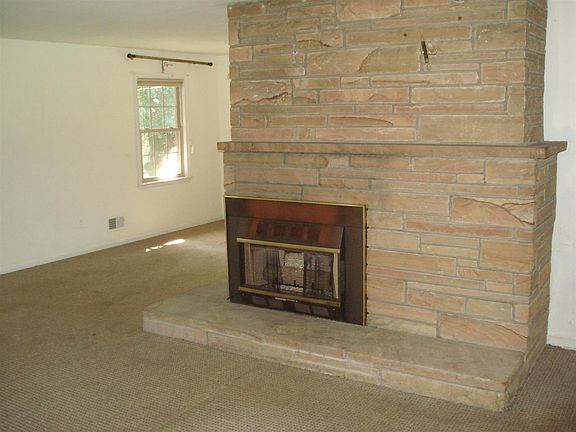 2nd image of 210 Hodges Ct
