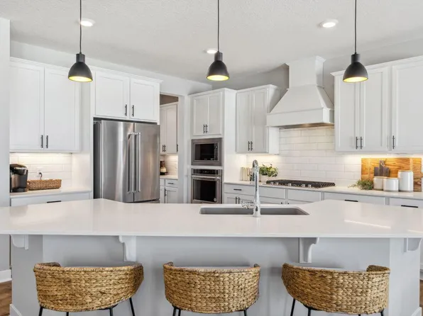 8361 Brumby Trl, Woodbury, MN 55129