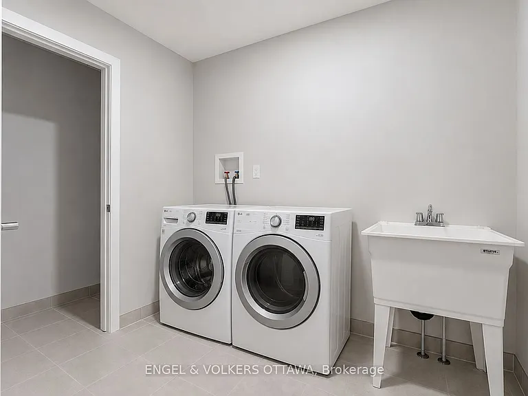 89 Hackamore Cres — Photo 12