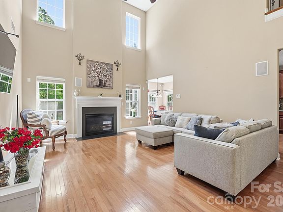 3rd image of 516 Shady Oaks Dr