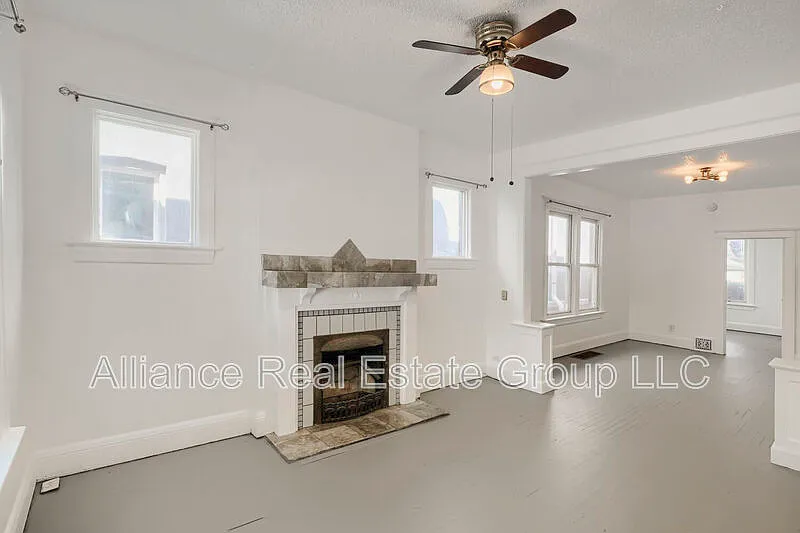 2 bed, 1.0 bath, 935 sqft, $1,900 — Photo 2