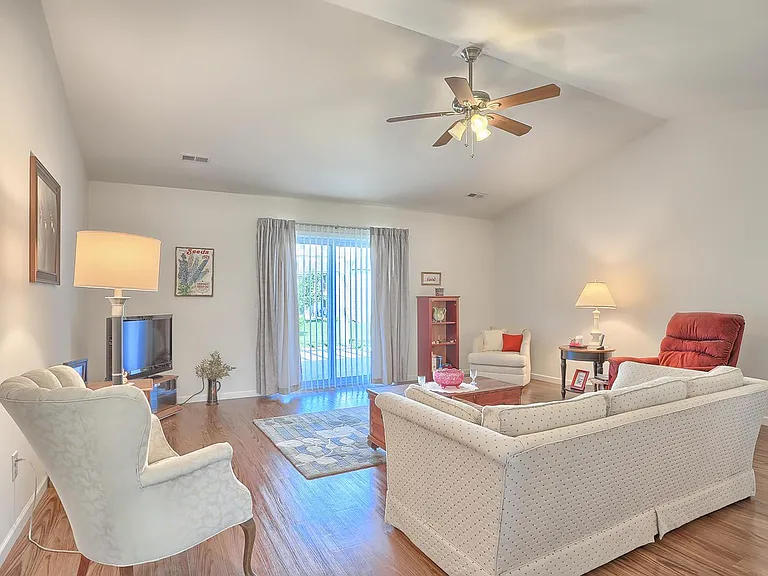 1213 Roberto Rd — Photo 7
