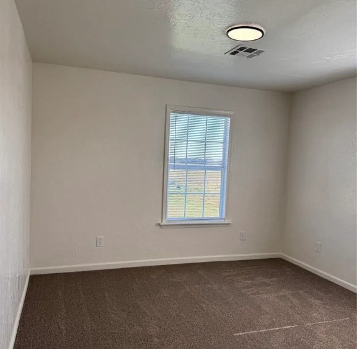 5 bed, 2304 sqft, $2,100 — Photo 4