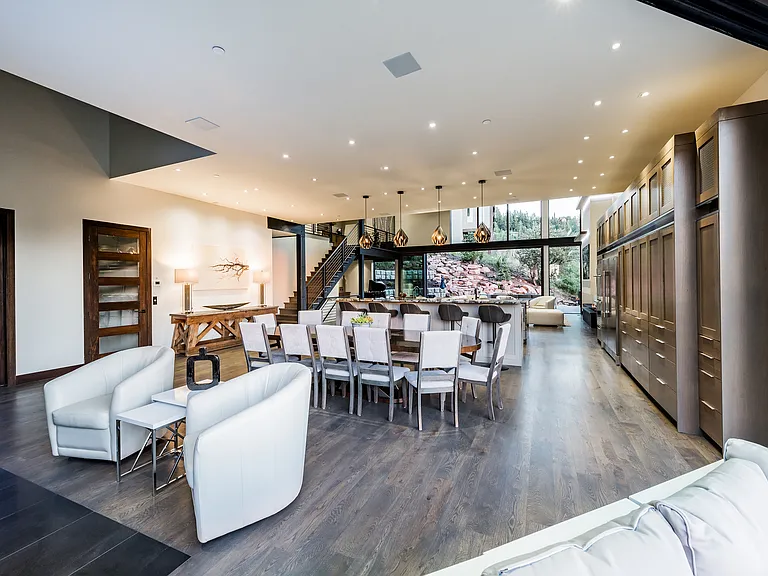Kitchen dining area