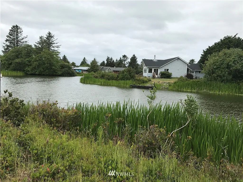 118 Cakesosta Avenue SE photo 1