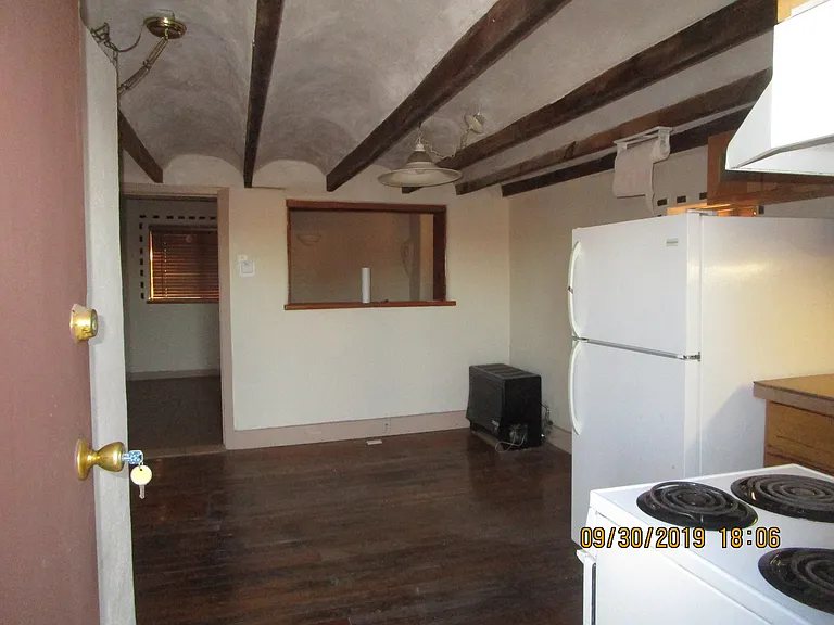 1217 Edith Blvd NE — Photo 3
