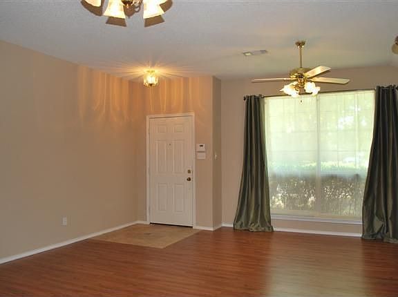 3rd image of 907 Crestwood Dr