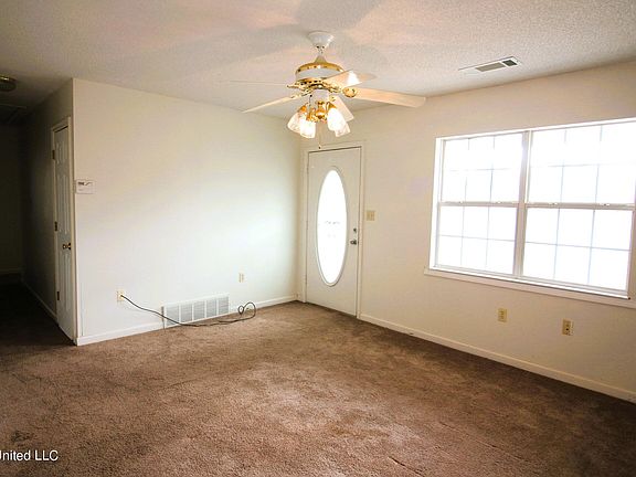 5th image of 678 W Lake Dr