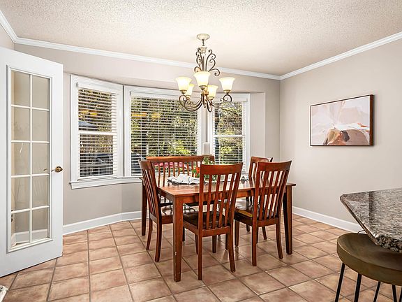 5th image of 928 Leslie Ln