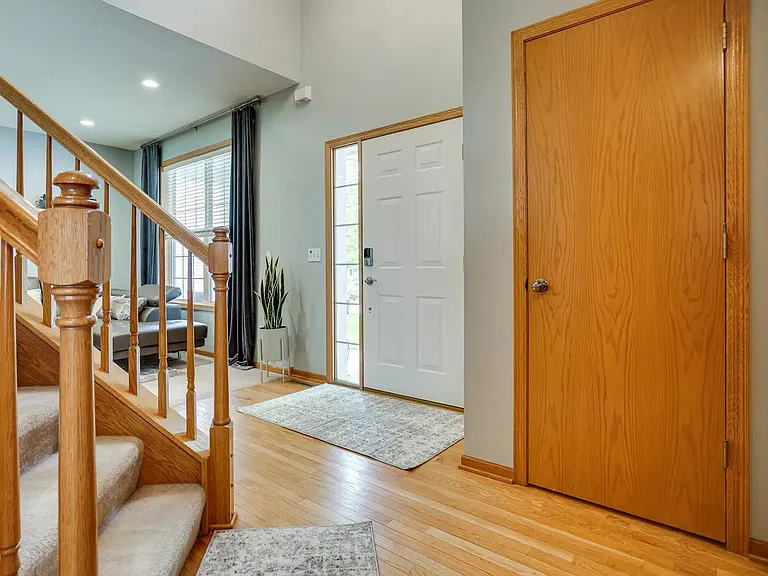 2 story foyer/entrance