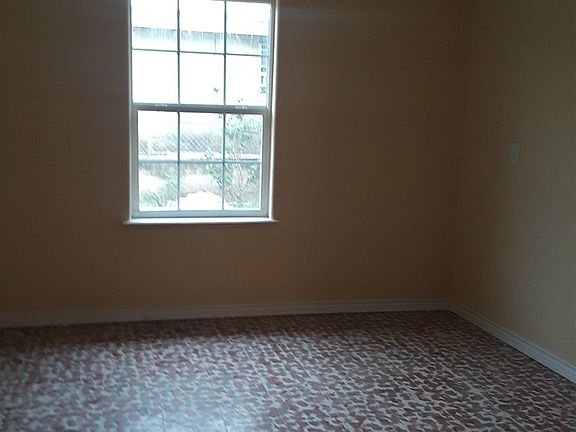 4th image of 635 N Comal St