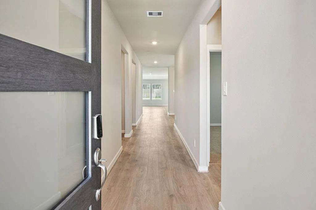 4 bed, 3.0 bath, 2200 sqft, $2,500 — Photo 2