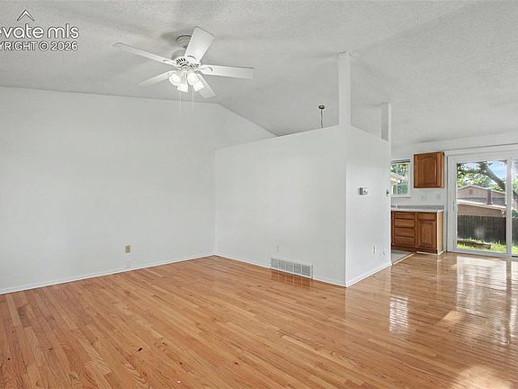 4th image of 1065 Applewood Dr
