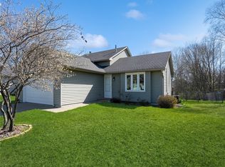 2911 Deerpath Ct, Des Moines, IA 50320