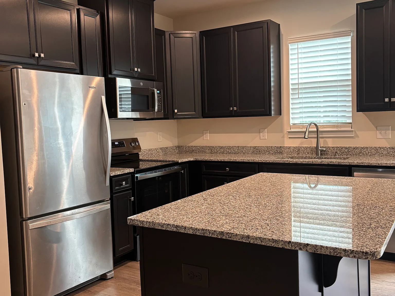 3 bed, 2.5 bath, 1544 sqft, $2,300 — Photo 3