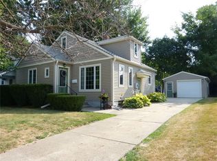 1206 Broadway St, Pella, IA 50219