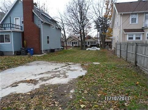 2nd image of 829 Geneva Ave