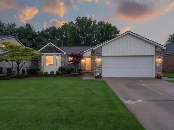 34555 Dover Ave, Livonia, MI 48150
