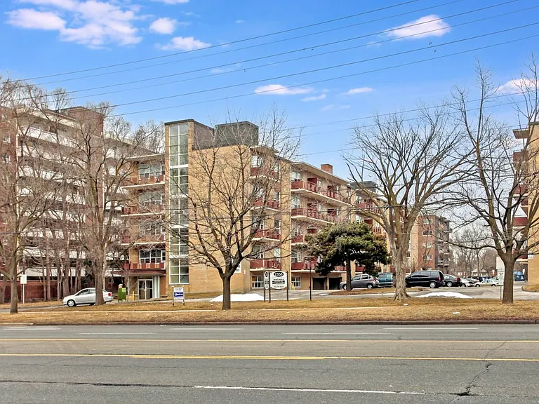 2356 Eglinton Ave E — Photo 12
