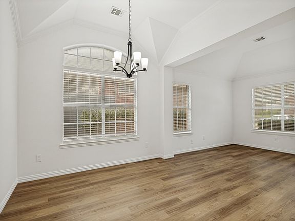 2nd image of 2028 Ravenhurst Dr