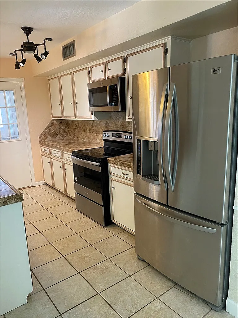 3 bed, 2.5 bath, 1670 sqft, $2,100 — Photo 3