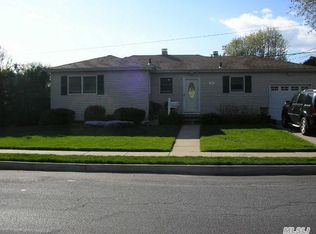 28 Hope Dr, Plainview, NY 11803