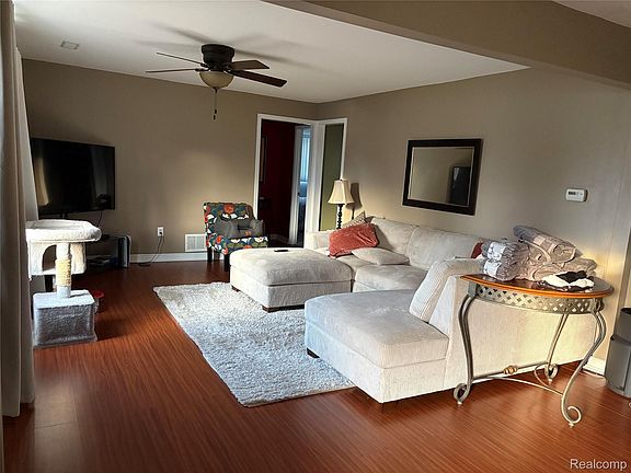 4th image of 23944 Harrellson St