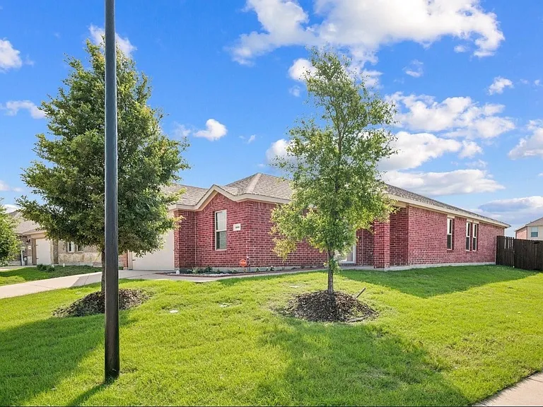 900 Sapphire Dr — Photo 2