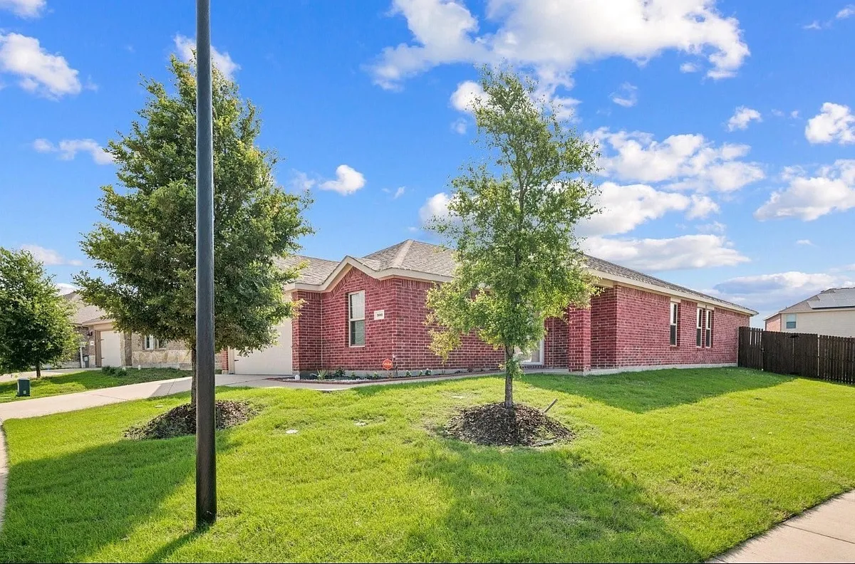Building Photo - 900 Sapphire Dr