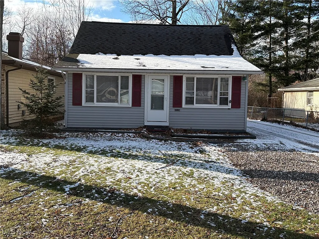 656 Hazelwood Ave photo 1