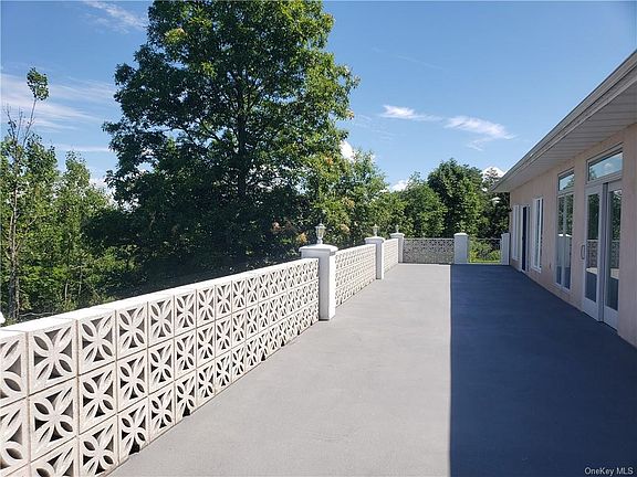 3rd image of 128 Wood Oak Dr