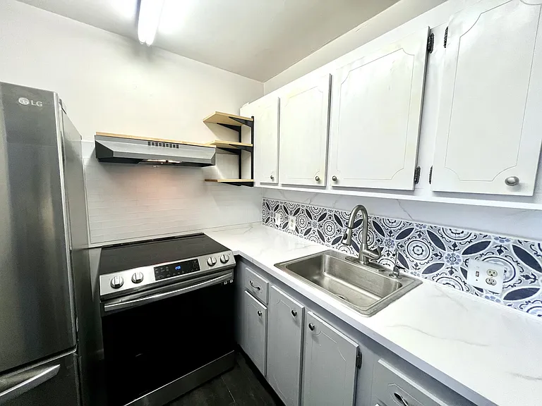209 Suffolk E — Photo 17
