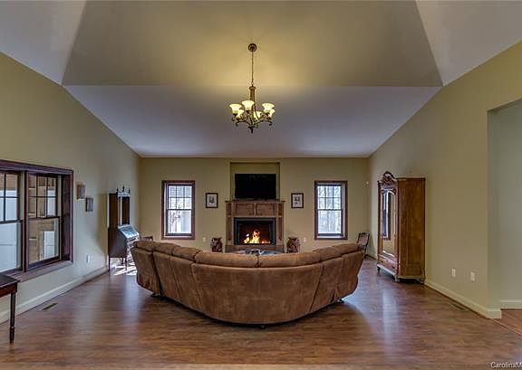5th image of 903 Rockwood Ln