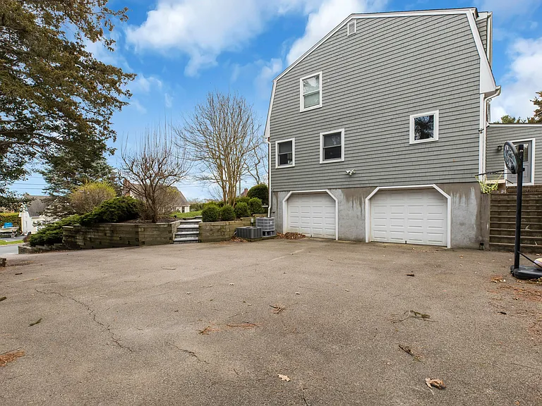 345 Colonial Rd — Photo 30