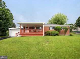 14 Dulles Dr E, Camp Hill, PA 17011