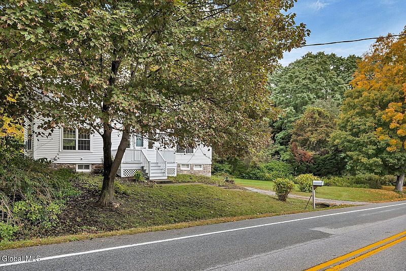 3rd image of 1832 Perth Road