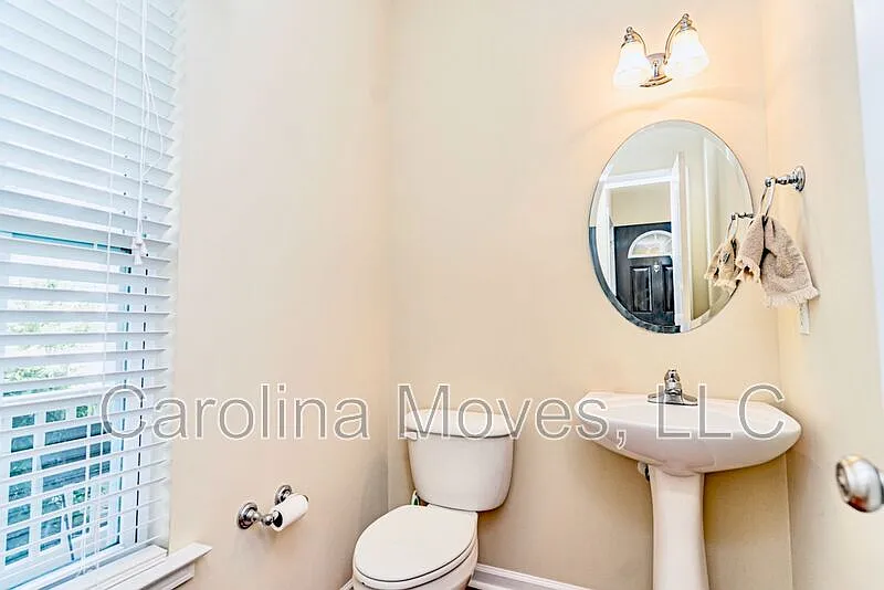 3 bed, 2.5 bath, 1550 sqft, $1,625 — Photo 2