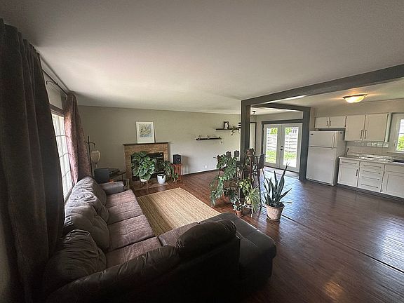 5th image of 2402 Barberry Dr